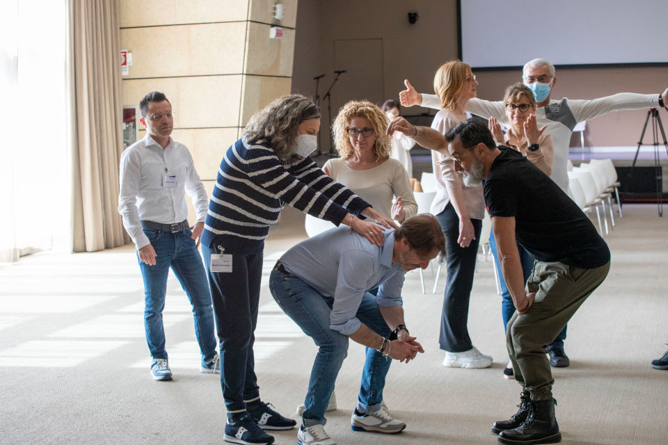 Impresa in scena: colleghi di lavoro impegnati in improvvisazione teatrale